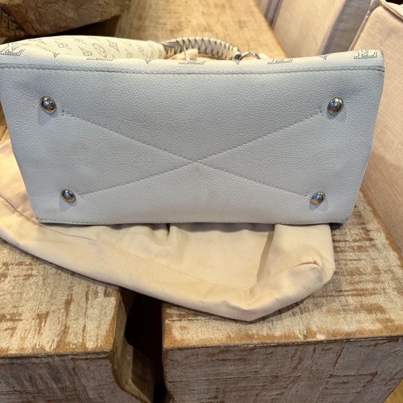 Louis Vuitton - Picture 7 of 8